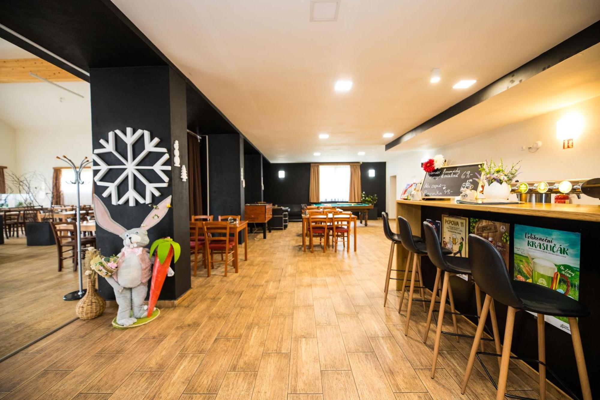 Penzion A Restaurace U Sousedu 斯特拉日尼 外观 照片